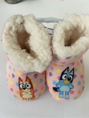NEW with tags Bluey Girls Bootee Slippers Size 5/6 Pink w/stars/hearts fur lined
